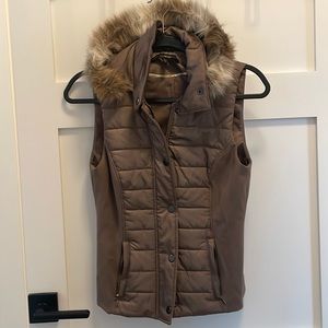 Lightweight vest whit house black market